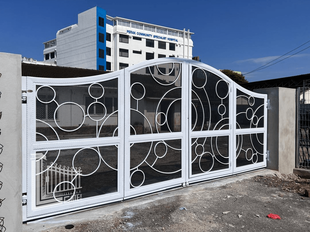 Trackless auto gate with a top track structure suited to an automatic motor, installed at a Perak home