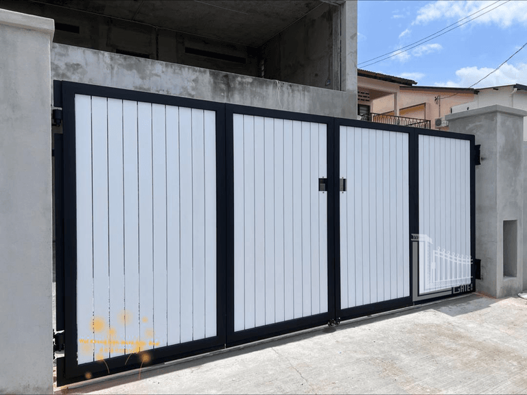 Folding Gate Design 7 by Wai Keong Iron Work — view 1